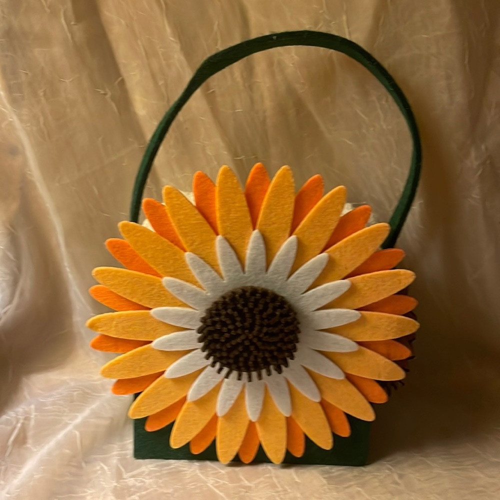 NWT- 3 pack washcloths 100% cotton in felt basket w/sunflower on front